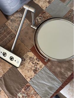 Extending magnifying mirror