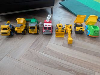 Toy construction and car set, free rug