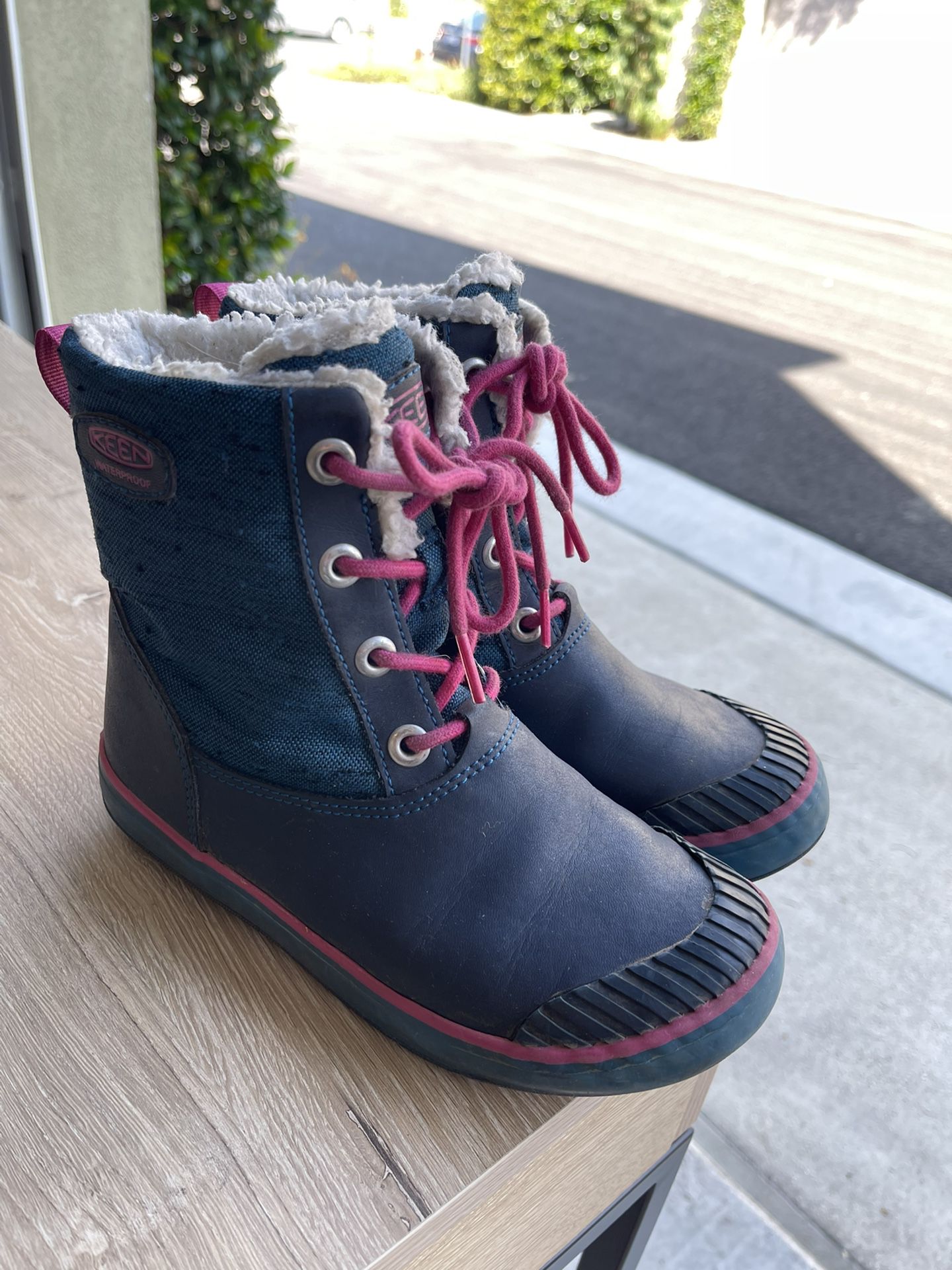 Keen - Girls Size 2 Boots