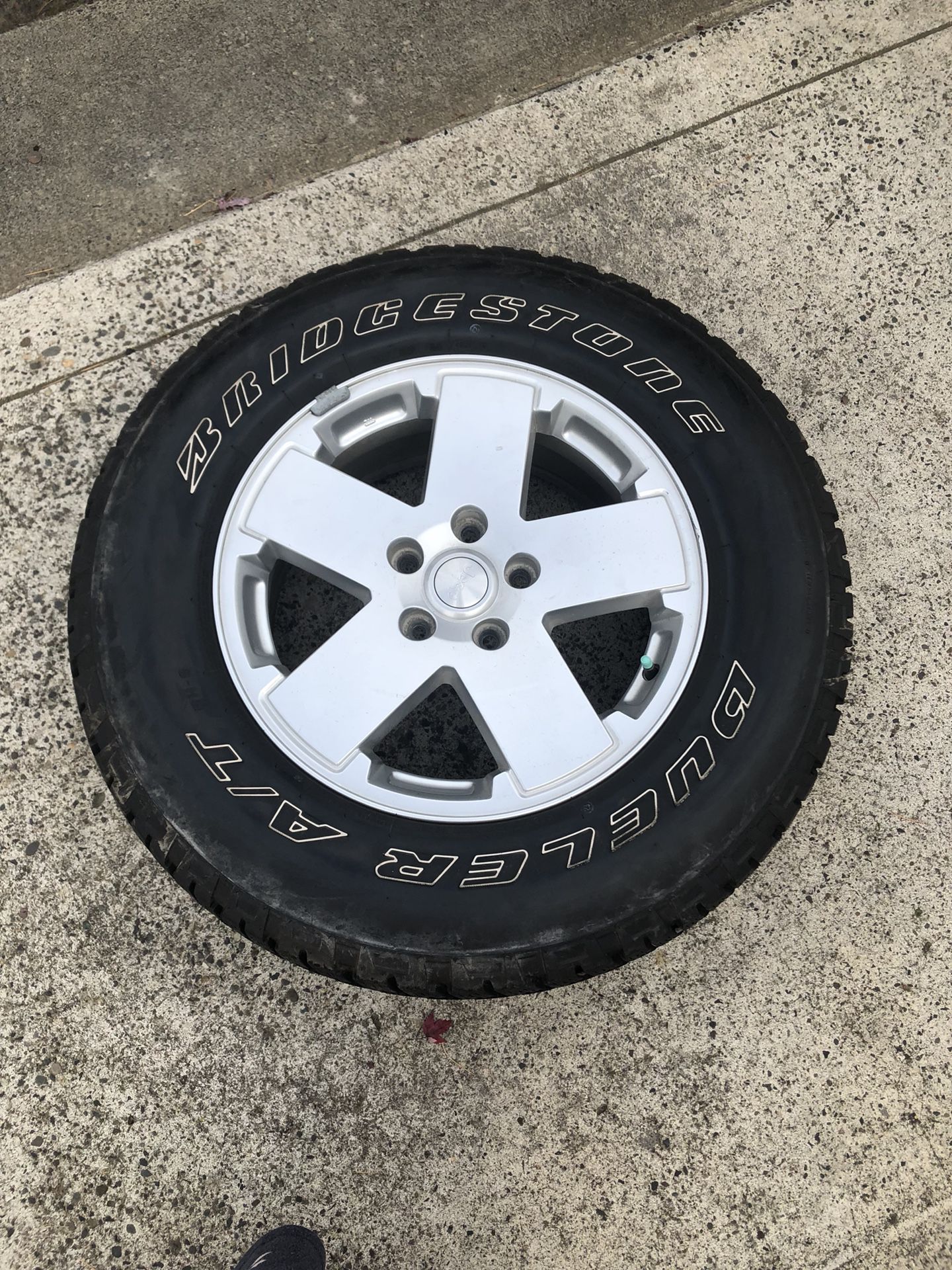 Brand new Jeep wheels and Bridgestone tires take offs 70R18