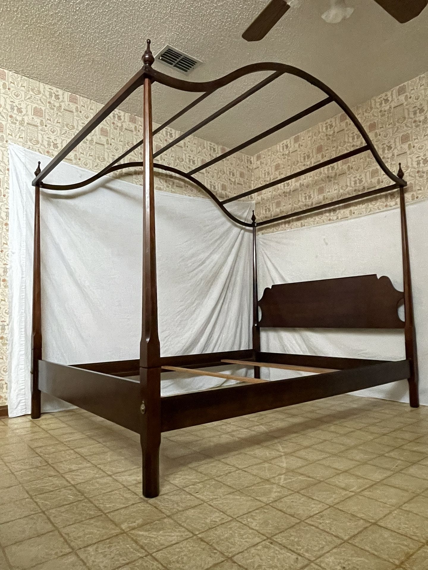 DELIVERY! Vintage Solid Wood Victorian Canopy Bed! Queen Size 4 Post Canopy Bed Frame!!