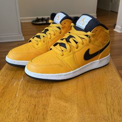 LIKE NEW CONDITION NIKE AIR JORDAN 1 Size 5.5 Y.