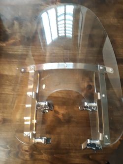 King size Harley-Davidson detachable windshield for FL Softail models - 21 in. Clear, polished brace