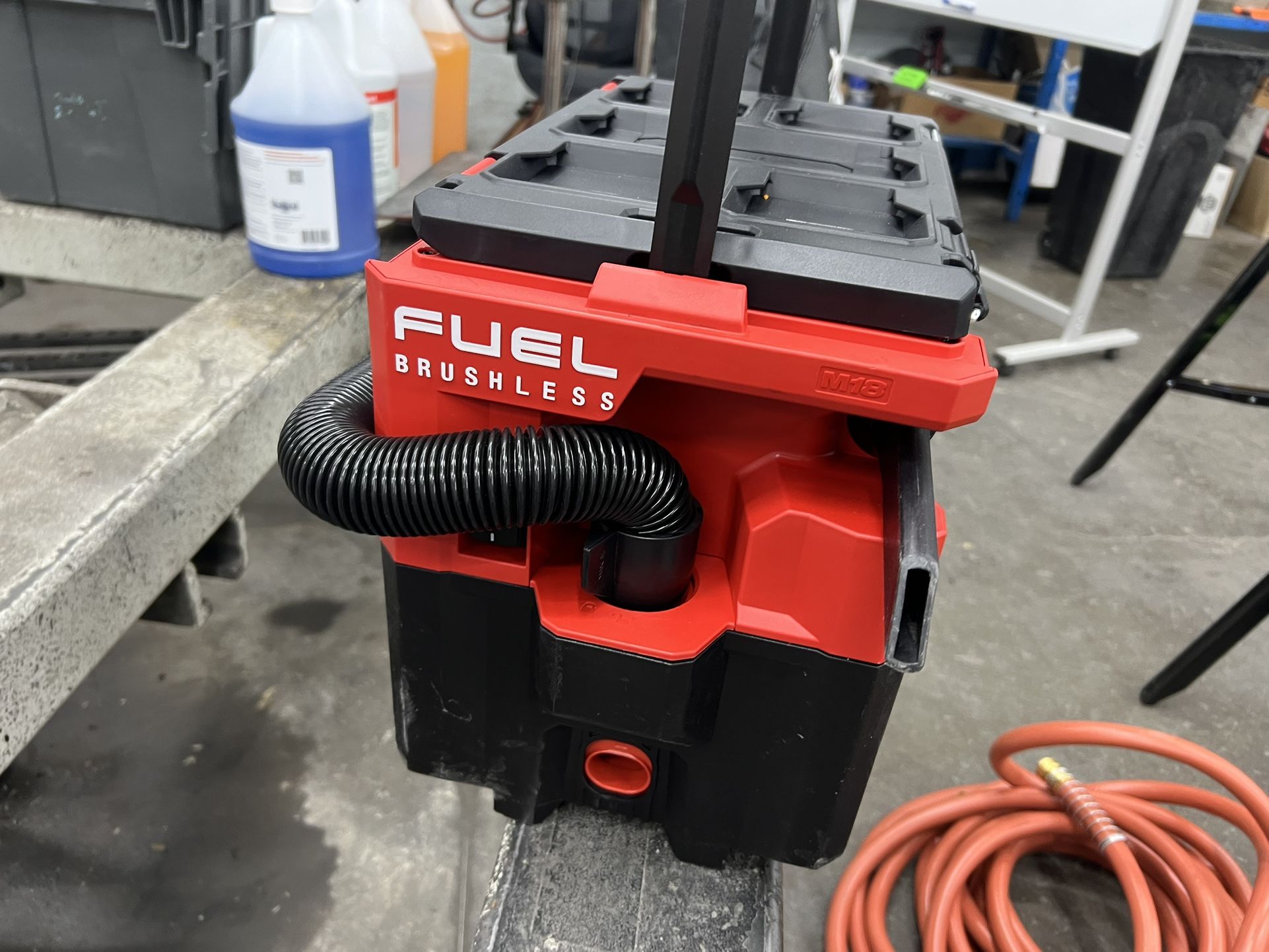 Milwaukee M80 Wet Dry Vacuum 2.5 Gallon