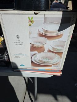 12-Piece Stoneware Dinnerware Set – The Pioneer Woman Agatha, Green