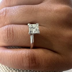 Beautiful 3/4 CTW White Gold Engagement Ring