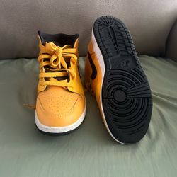 Jordan 1 mids Size 5 , Never worn NO BOX