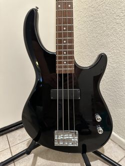 Dean Edge 4 String Bass Guitar