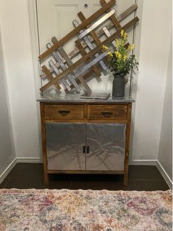 Cabinet, wall hanging, rug and decor / Pickup South Denton only
