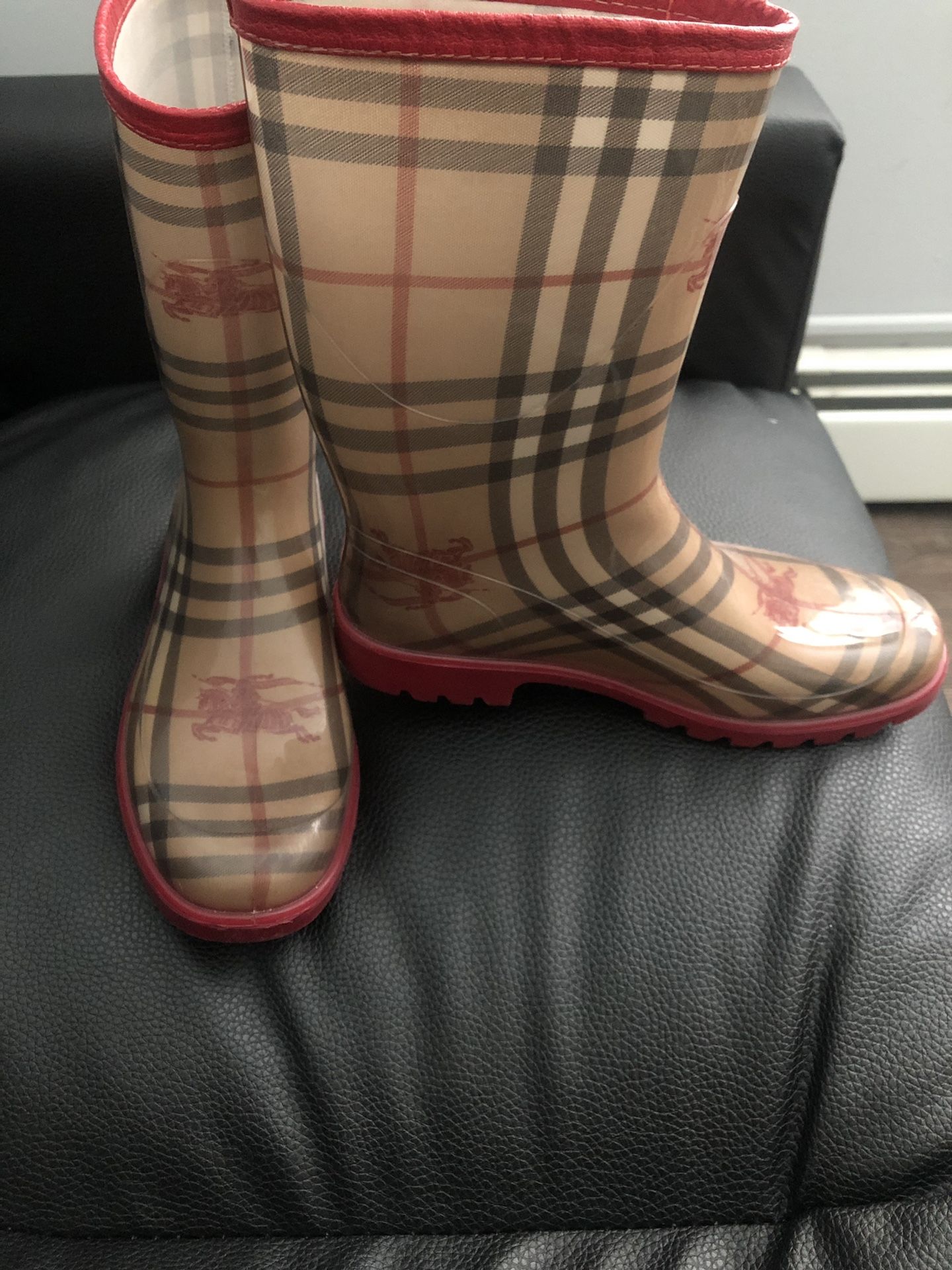 Women Burberry Rain Boots size( 8)