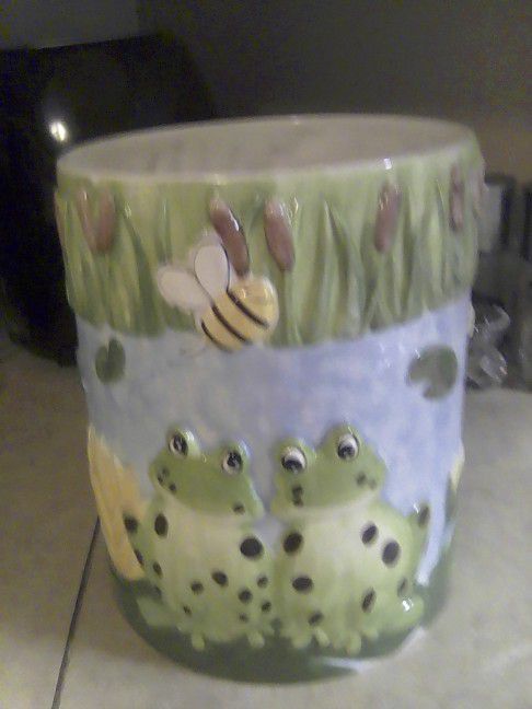 Froggy Trash Can/Planter" Ceramic "