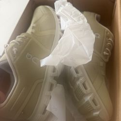 On Cloud Woman’s Shoes