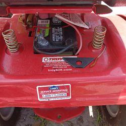 Lawn Tractor Great Condition Maybe A Junp Start 