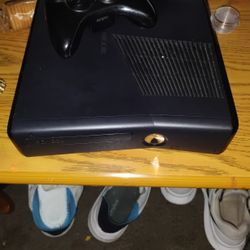 Xbox 360 W/ Wireless Controller 