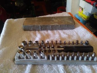 NICE LITTLE BIT & SOCKET SET WITH CARRYING CASE