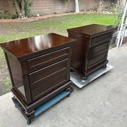 2 nightstands 