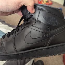 Jordan 1 All Black Mids