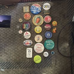 Vintage Pins 25 Total 3$ Each Or 40$ For All