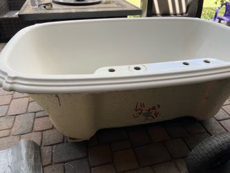 Sink’s and tub perfect condition