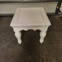 White Solid Wood End Table – Traditional Style