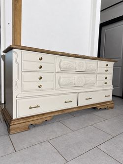 Beautiful 8-Drawer Dresser