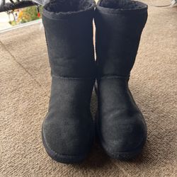 Women’s black uggs size 5