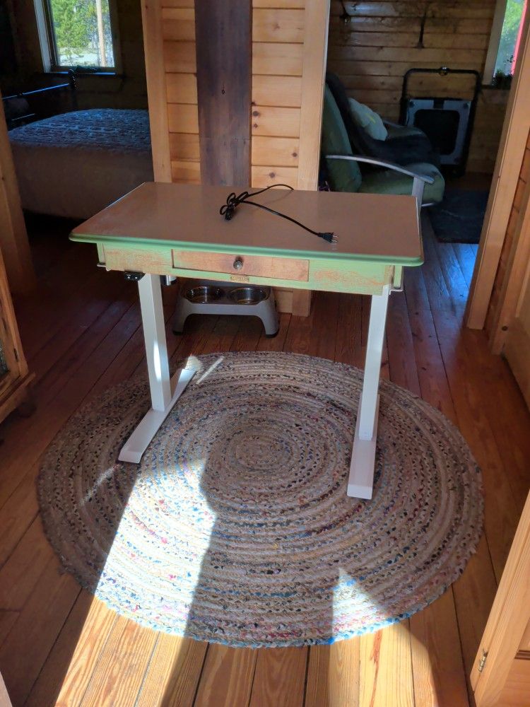 Stand Up Sit. Down Desk - Retro