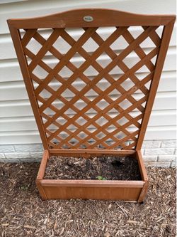 Brown wood raised garden bed with trellis (28 in x 11 in x 46 in)
