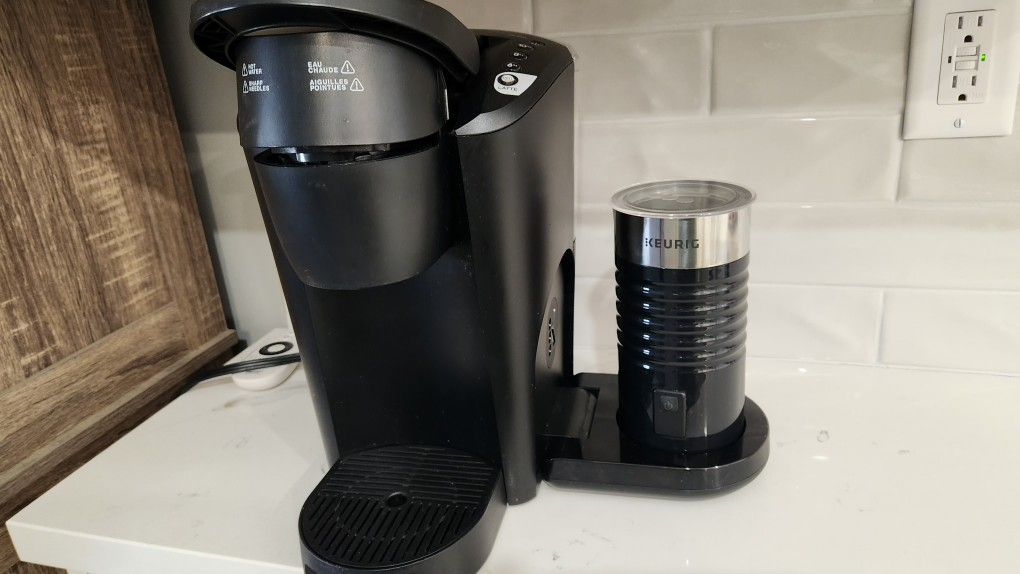 Keurig Coffee Machine With Frother & Coffee Pot