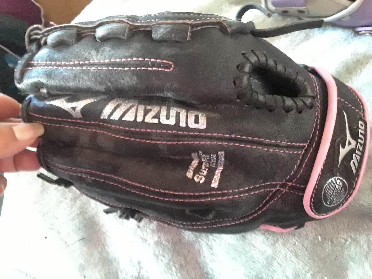 Mizuno girls softball glove sure fit, maxflex 11"