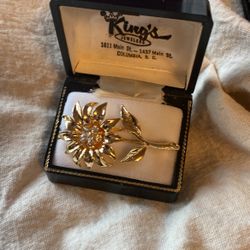 Great Flower Pin 📌 Perfect For A Gift 🎁 
