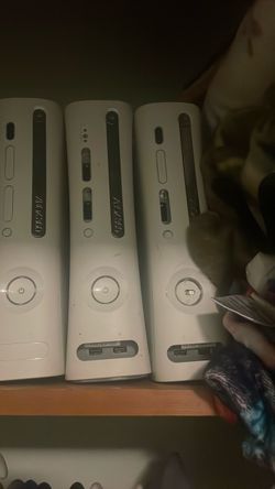 2 Xbox 360’s, only the 2 on the right