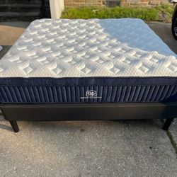 LIKE NEW! Brooklyn Bedding Aurora Luxe King Mattress - Delivery Available