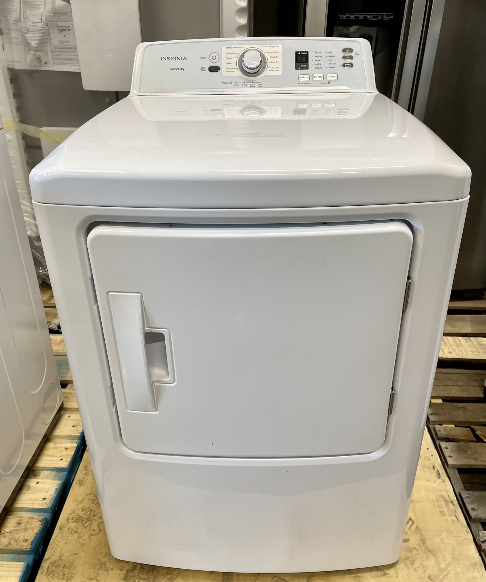 Insignia 6.7 Cu. Ft. Gas Dryer, White