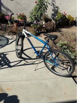 Mounting or road bike   🚴.  26 inch