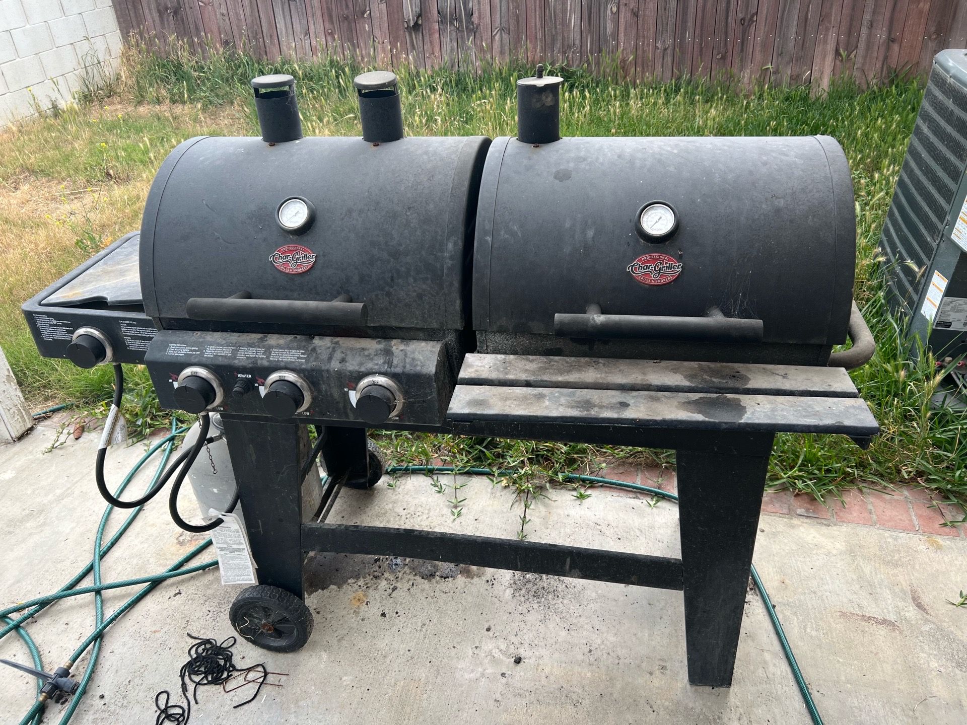 Char-griller Dual- Function Gas and charcoal grill