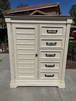 White Solid Wood Farmhouse Style Dresser Chest of Drawers Cabinet Furniture Great Condition