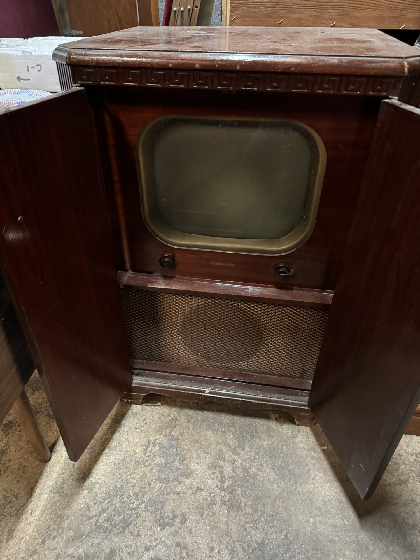 Vintage 1952 Silvertone television set