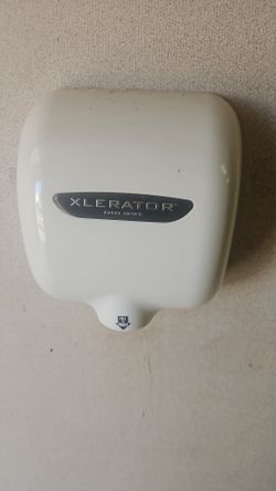 Automatic hand dryer