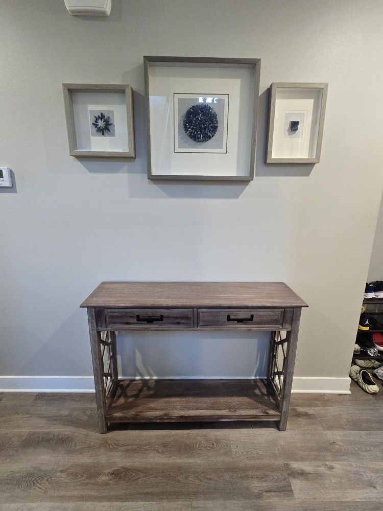 Farmhouse Rustic Console Entryway Table with 2 Drawers. In Excellent condition