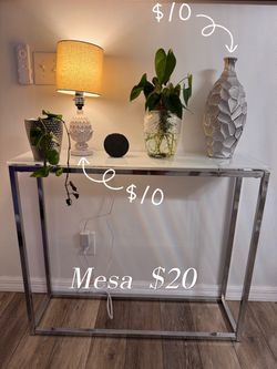 Mesa, búcaro y lámpara