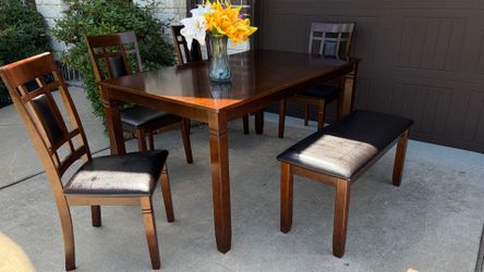 Beautiful Dining Set for 6! Table with 4 chairs and 1 bench. Good condition, sturdy.