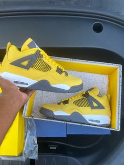 2021 Air Jordan Retro 4s “Lightning” size 8.5
