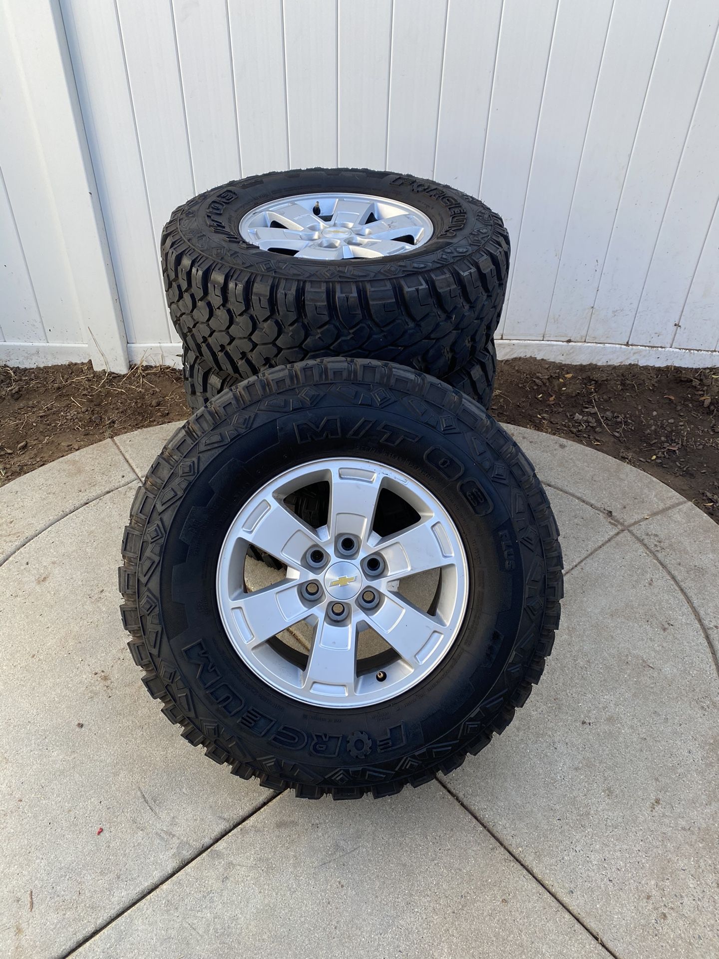 Chevy Colorado Six Lug Rims And Tires 265/75 R16 Will Not Fit Older Model Colorados