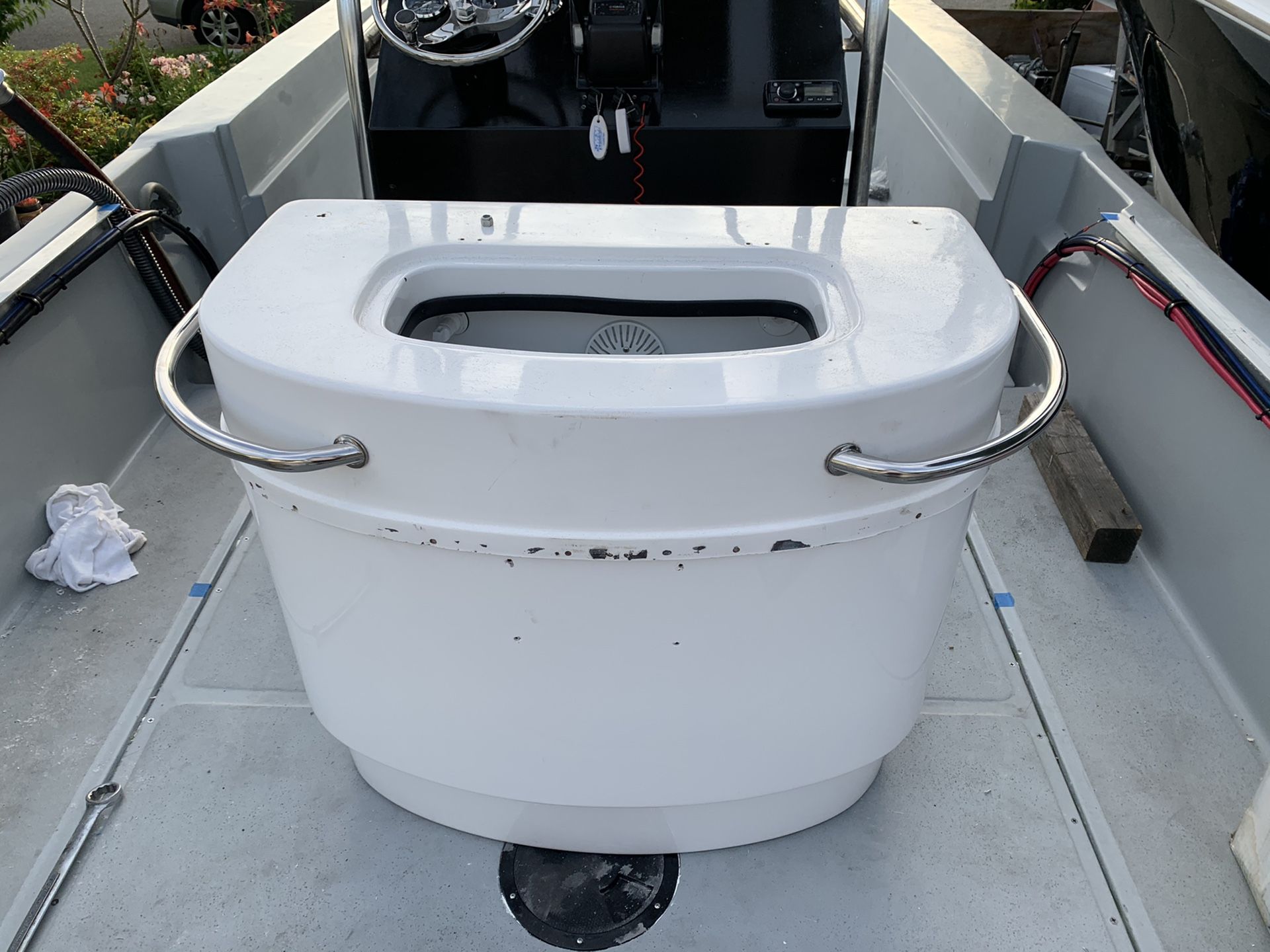 35 gallon skeeter leaning post/bait tank