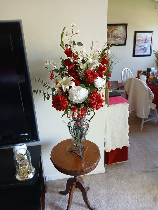 FREE Gorgeous FAUX flowers in a Decorative Glass/metal Vase Stand.