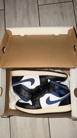 Jordan 1 Mid Blue black and white size 6.5 boys