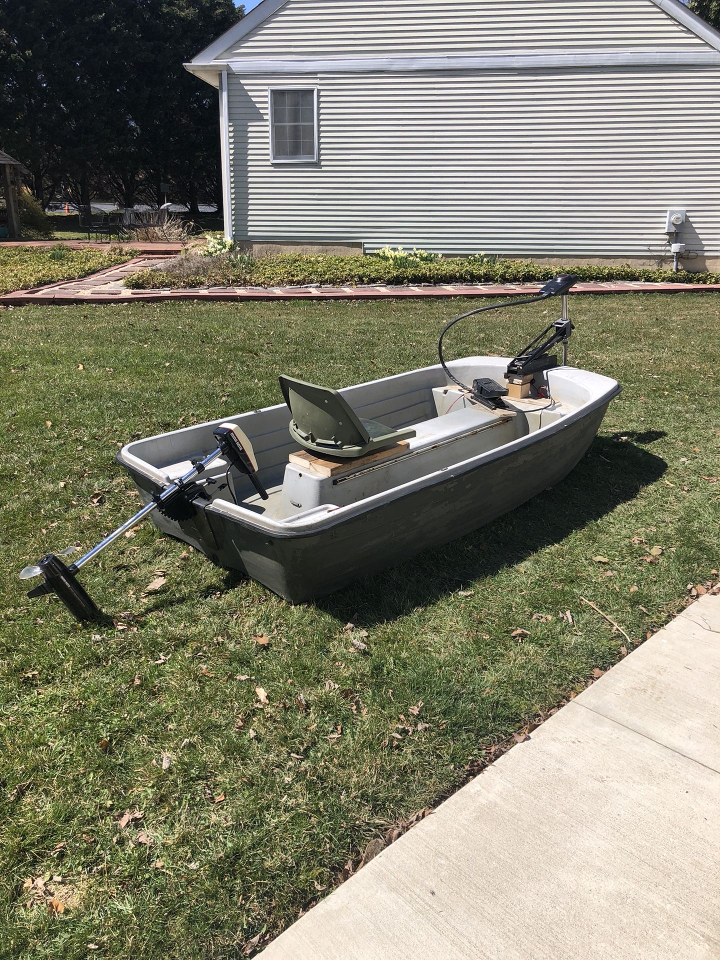 9.4’ Basstender bass boat with 2 trolling motors for Sale in Wilmington