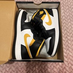Air Jordan 1 Mids