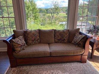 Bassett Furniture Wood Frame Sofa – Very Good Condition